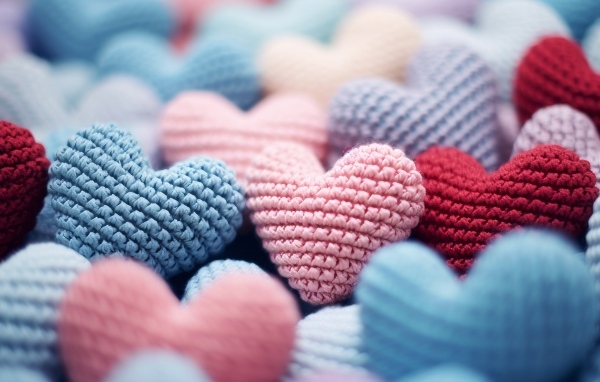 Разноцветные вязаные сердечки