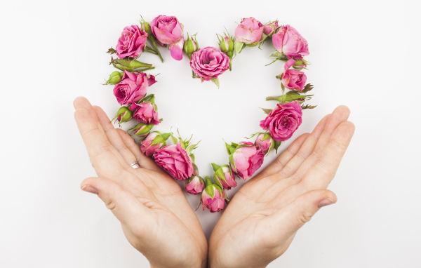 Ладони и сердце из цветов на белом фоне