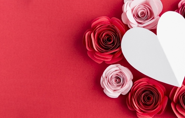 Бумажные розы с сердцем на красном фоне