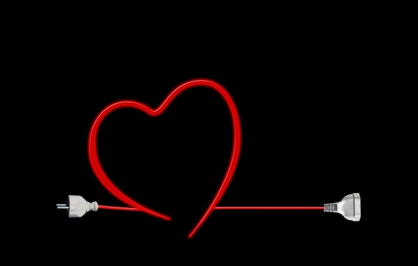 Красное сердце из провода на черном фоне