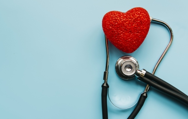 Красное сердце с стетоскопом на голубом фоне