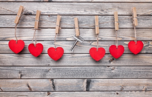 Красные сердечки и ключ с прищепками на веревке