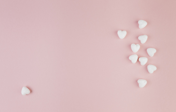 Маленькие белые сердечки на розовом фоне