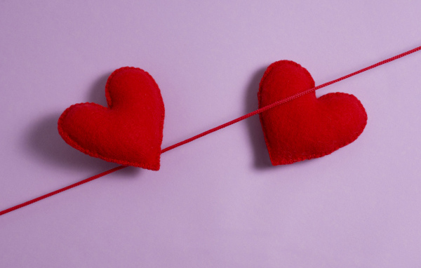 Два сердечка на красной нити