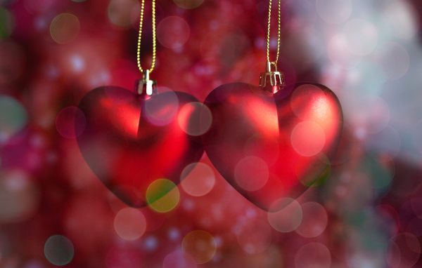 Два красных сердца на цепочке