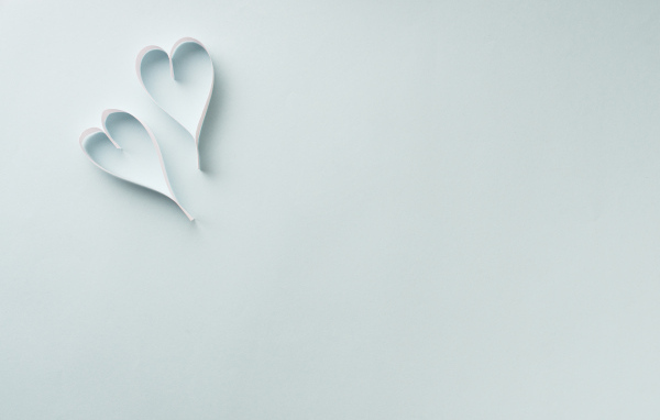 Две полоски белые полоски в форме сердца на голубом фоне