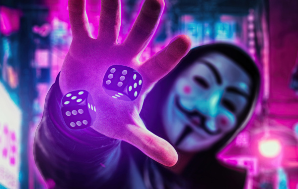 Анонимус в маске бросает кубики