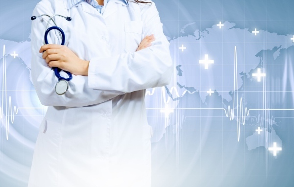 Врач в белом халате со стетоскопом в руках