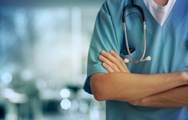 Врач в голубом медицинском костюме