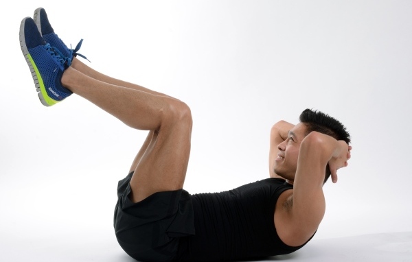 Мужчина спортсмен качает пресс