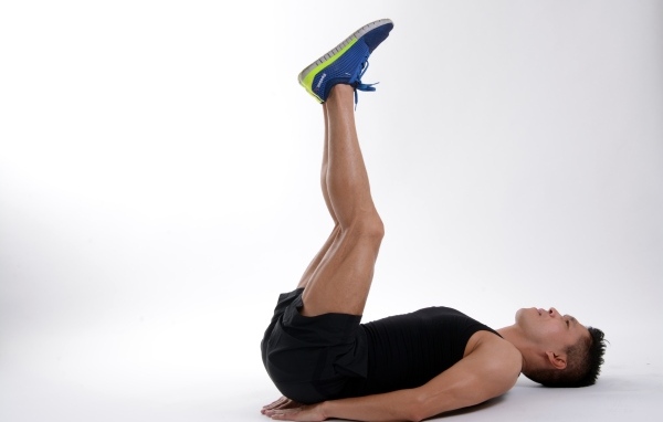 Мужчина делает упражнение в фитнесе