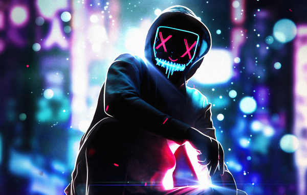 Мужчина в светящейся маске в худи