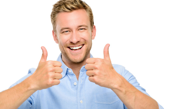 Улыбающийся парень показывает класс 