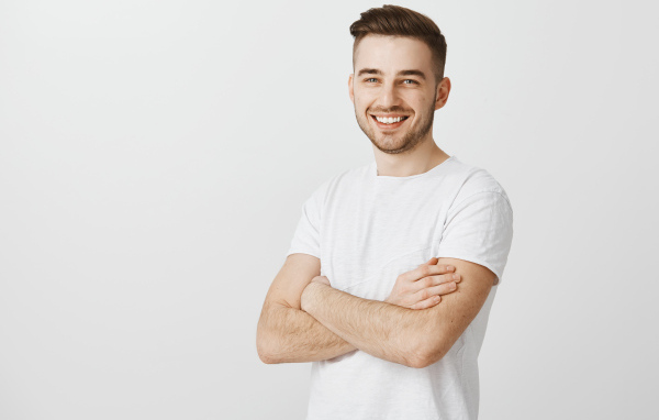 Улыбающийся молодой человек с белой футболке