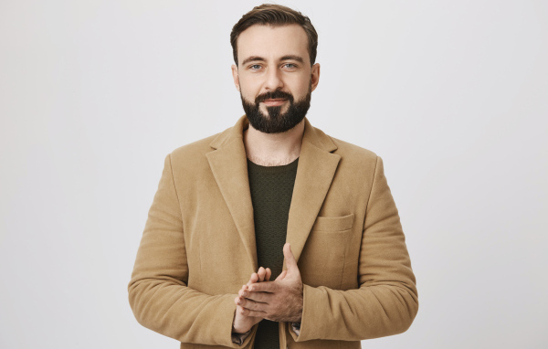 Стильный мужчина в коричневом пиджаке