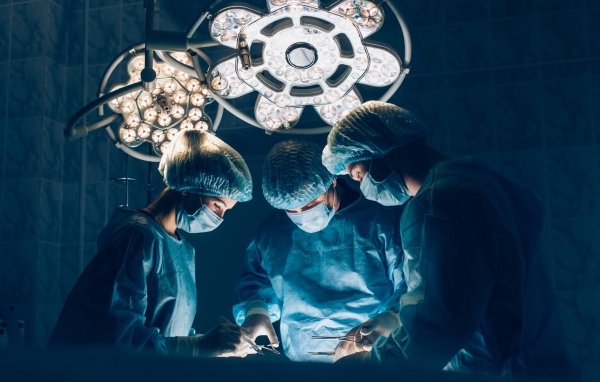 Три врача делают операцию 