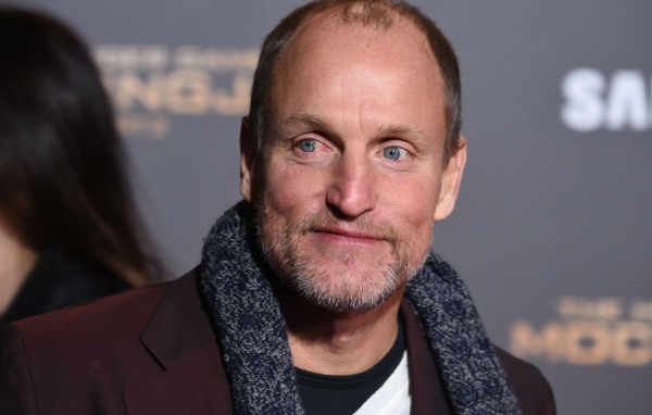 Актер Вуди Харрельсон в пальто