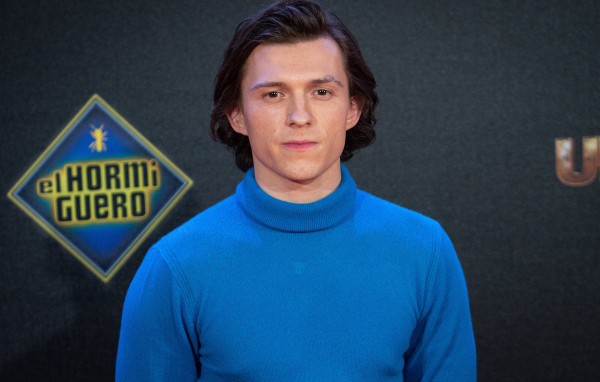 Английский актер Том Холланд в голубом свитере