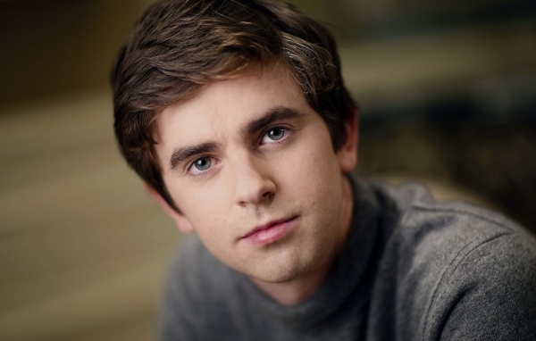 Красивый мужчина актер Фредди Хаймор