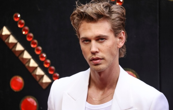 Красивый молодой актер Остин Батлер