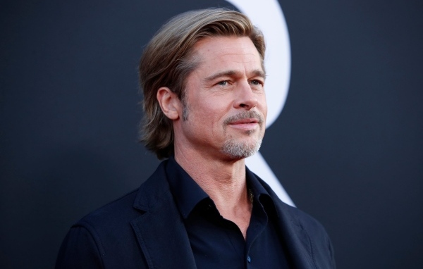 Популярный актер Брэд Питт в костюме