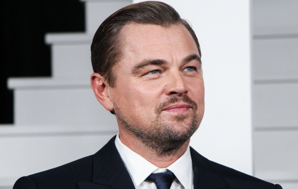 Стильный мужчина актер Леонардо Ди Каприо