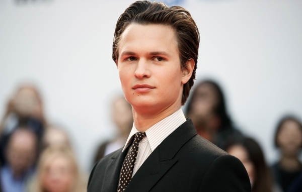 Стильный молодой актер Энсел Эльгорт в костюме