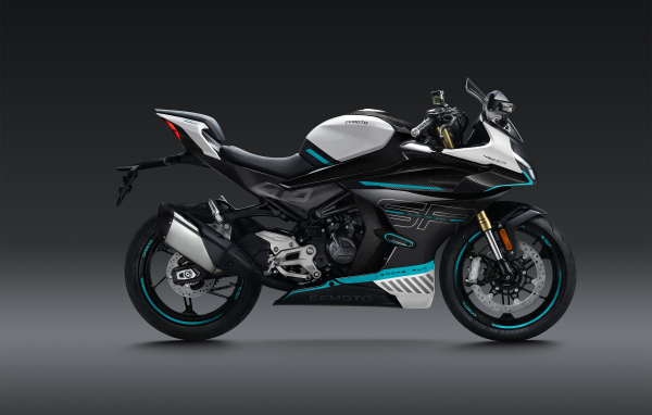Мотоцикл CFMoto 450SR, 2023 года на сером фоне