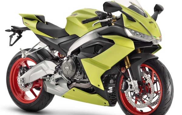 Большой новый мотоцикл Aprilia RS 660 на белом фоне