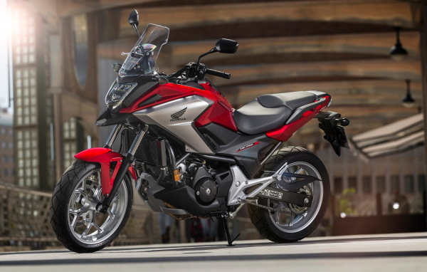 Красный мотоцикл  honda nc750x, 2024