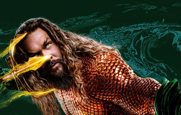 Аквамен в воде с трезубцем