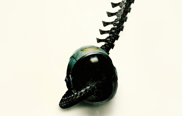 Шлем на белом фоне в фильме Чужой: Ромул, 2024