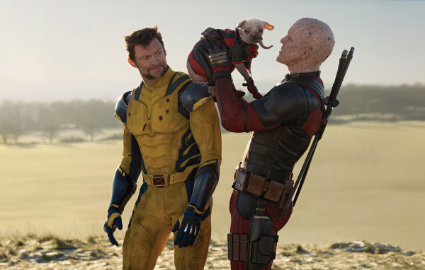 Герои фильма Дэдпул и Росомаха с собакой