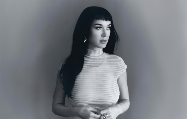 Американская певица Кэти Перри черно-белое фото