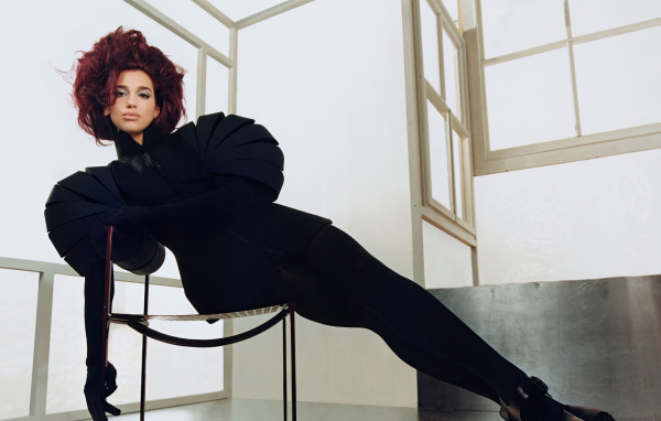 Красивое черное платье на певице Дуа Липа