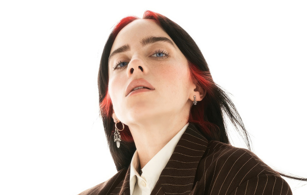 Красивая голубоглазая певица Билли Айлиш на белом фоне