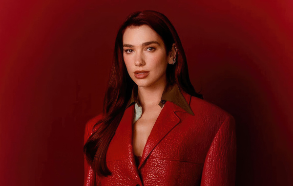 Красивая певица Дуа Липа на красном фоне