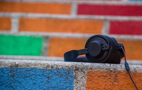 Черные наушники лежат на стене