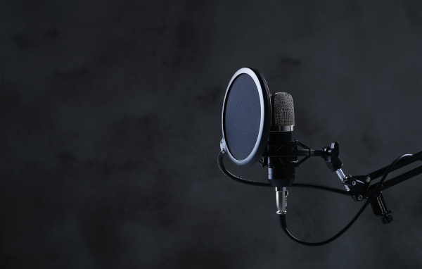 Черный микрофон с фильтром в студии