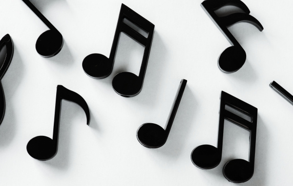 Черные ноты на белом фоне