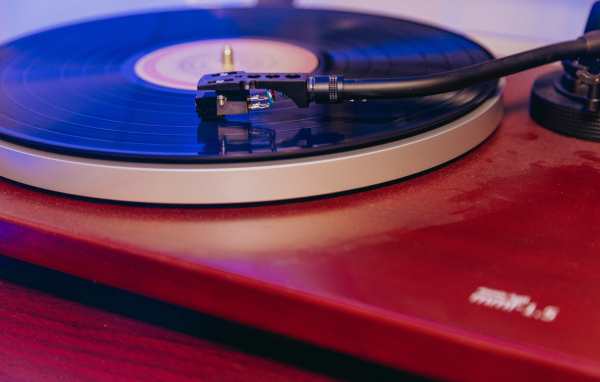 Черная пластинка на проигрывателе винила