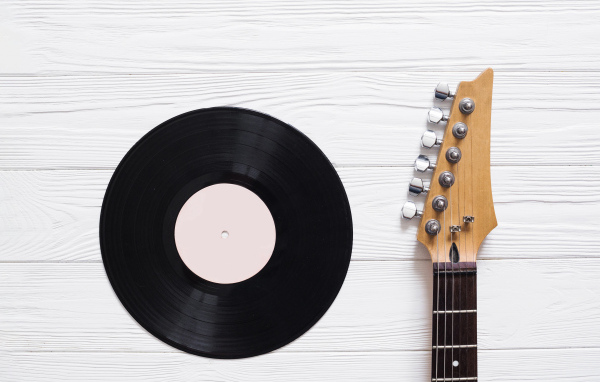 Черная виниловая пластинка и гитара