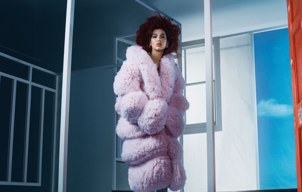 Яркая певица Дуа Липа в розовой шубе