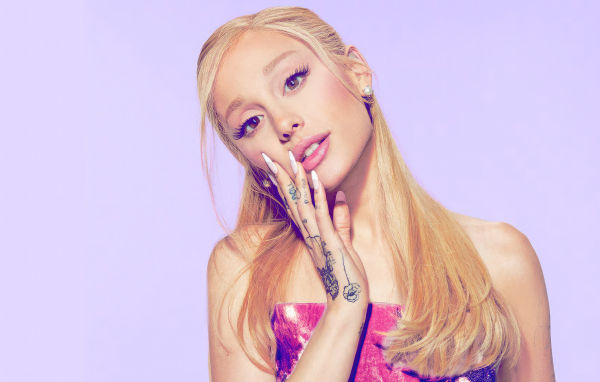 Кареглазая блондинка певица Ариана Гранде