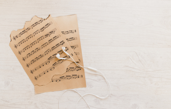 Сожженные ноты с наушниками 