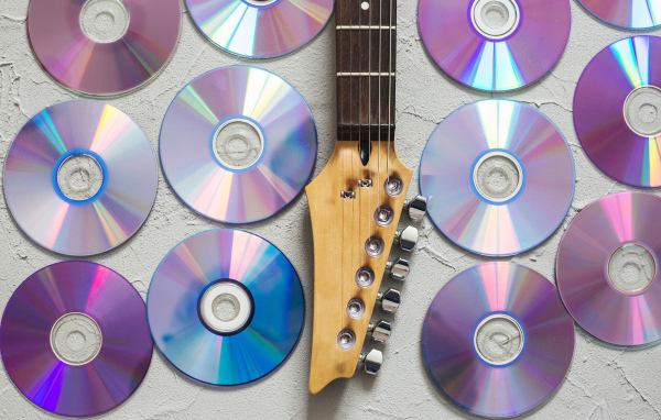 Сд диски  с гитарой на белом фоне