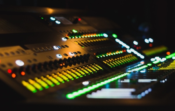 Светящийся микшерный пульт 