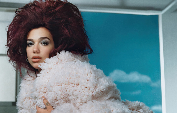 Прическа на голове певицы Дуа Липа