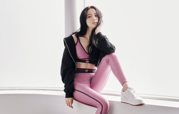 Исполнительница Jisoo Alo Yoga сидит на окне