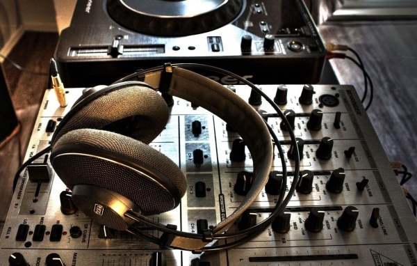 Большие наушники и микшерный пульт в студии